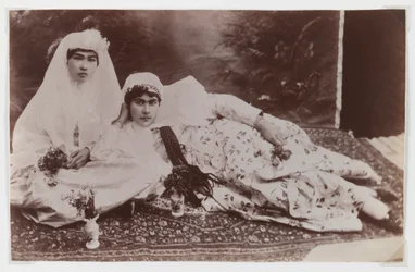 Frauen posieren mit Blumensträußen