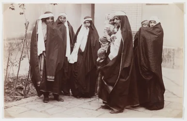 Gruppe verschleierter Frauen mit einem Baby