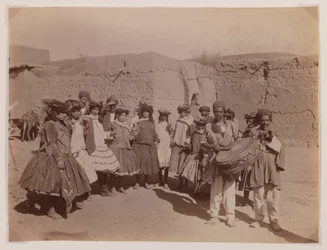 Gruppe von Frauen, die in Stammeskostümen tanzen