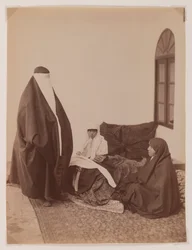 Zwei verschleierte Frauen und ein Kind