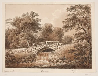 Waldpartie mit Brücke über einen Bach