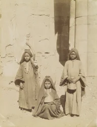 Arabische Mädchen tragen Wasser, Ägypten