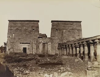 Philae, Ansicht des Pylons mit Säulen