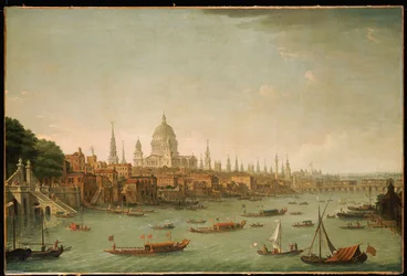 Ein Panoramablick auf die Stadt London von der Themse in der Nähe des Wasserkastells von Somerset House