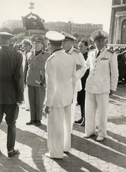 Carlo Delcroix am Ende des Krieges und die Goldmedaille in weißer Uniform vom "Ehrenkorporal" der MVSN