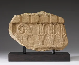 Fragment eines Frieses mit einem Steinbock und Oryxen, 5.-4. Jahrhundert v. Chr. (Kalkstein)