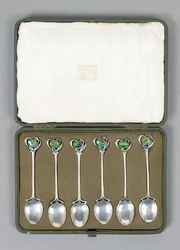 Ein Satz Cymric-Silberlöffel mit emaillierten Enden, entworfen von Archibald Knox (1864-1933)