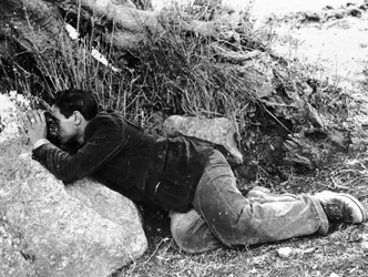 Salvatore Giuliano, der sich im Unterholz versteckt, 1937