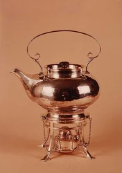 Kessel und Spiritusbrenner, hergestellt von der Birmingham Guild of Handicraft, um 1905-10
