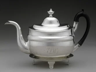 Teekanne und Deckel mit Ständer, um 1798-1812