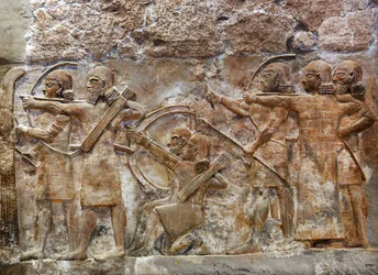 Assyrische Armee-Bogenschützen erobern eine befestigte Stadt, Relief aus Nimrud, ca. 865 v. Chr.