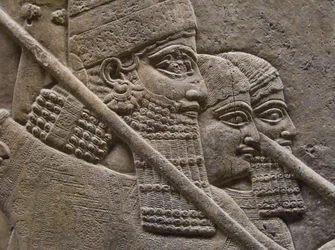 König Ashurnasirpal II bei einer königlichen Löwenjagd, 7. Jh. v. Chr.