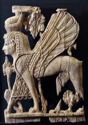 Geflügelter Greif mit menschlichem Gesicht, phönizischer Stil, Elfenbeinmöbeldekoration, Nimrud, 800-700 v. Chr.