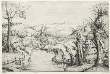 Flusslandschaft mit drei kahlen Weiden rechts und einer langen, gewundenen Holzbrücke in der Mitte, die zu einem Dorf führt