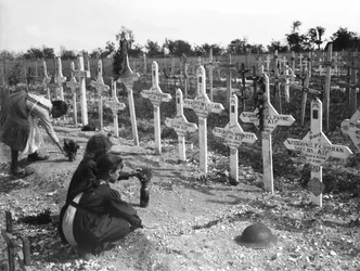 Französische Kinder pflegen Gräber auf dem Adelaide-Friedhof von Australiern, die an der Westfront gefallen sind, Villers-Bretonneux, Frankreich, 26. August 1919