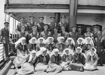 Gruppenporträt der leitenden Sanitätsoffiziere und des Personals an Bord der HMAT Wahehe während der Rückreise nach Australien, September 1919-Oktober 1919