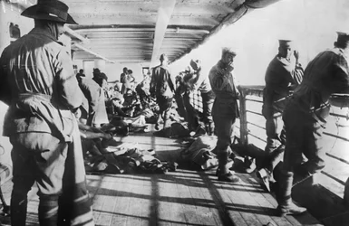 Männer des 3. Bataillons entspannen sich auf dem Deck des Transportschiffs SS Derfflinger kurz vor dem Weckruf am Morgen vor der Landung am Anzac Cove, 24. April 1915