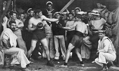 Unbekannte Matrosen beobachten einen Boxkampf in ihrer Mitte an Bord der HMAS Melbourne, 1915