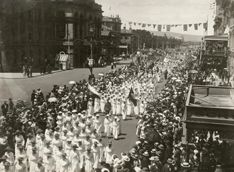 Frauen halten einen Friedensmarsch auf der King William Street, Adelaide, South Australia, November 1918