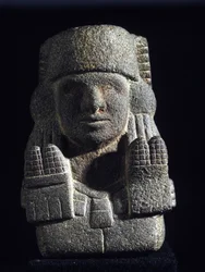 Aztekische Kunst: Darstellung von Chicomecoatl (auch Xilonen genannt), Göttin der Maisernte und Fruchtbarkeit. Nationalmuseum für Anthropologie, Mexiko