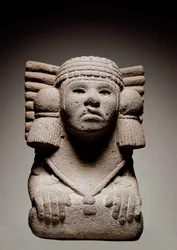 Aztekische Zivilisation: Steinstatue der aztekischen Wassergottheit Chalchiuhtlicue (oder Chalchiuhtlic), dargestellt als kniende Frau mit dem traditionellen Schal. Um 500. Aus Mexiko. Steinskulptur. Madrid. Museo de América.