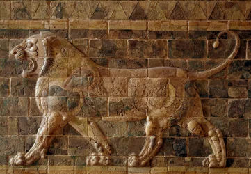 Prozessionsstraße von Babylon unter der Herrschaft von Nebukadnezar II (605-562 v. Chr.): Detail des Ischtar-Tores mit einem Mosaiklöwen aus Ziegeln. Babylon, Irak. Paris, Louvre Museum