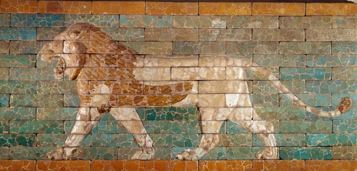 Der Prozessionsweg von Babylon, errichtet unter der Herrschaft von Nebukadnezar II (605-562 v. Chr.): Detail des Ischtar-Tores mit Darstellung eines Mosaiklöwen aus Ziegeln. Babylon, Irak. Paris, Louvre Museum