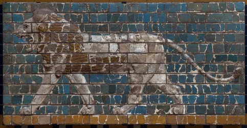 Der Prozessionsweg von Babylon, errichtet unter der Herrschaft von Nebukadnezar II. (605-562 v. Chr.): Detail des Ischtar-Tores, das einen Mosaik-Löwen aus Ziegeln darstellt. Babylon - Archäologisches Museum Istanbul