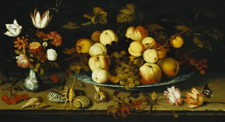 Obst auf einem Teller, Blumen in einer Wanli-Kraak-Porzellanvase, Kirsch- und Johannisbeerzweige, eine Rose, eine Tulpe, eine Nelke, eine Eidechse, eine Schnecke und ein Admiral auf einem Steinsims, Libellen darüber, 1626