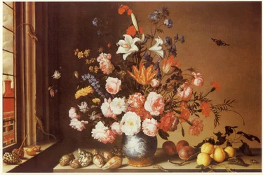 Interieur mit großem Blumenstrauß, Muscheln, Früchten und Eidechsen