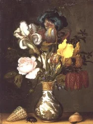 Schwertlilien, Rosen und andere Blumen in einer Porzellanvase mit Muscheln