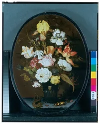 Stillleben mit Blumen in einer Glasvase auf einem Sims, mit einer Eidechse und Käfern
