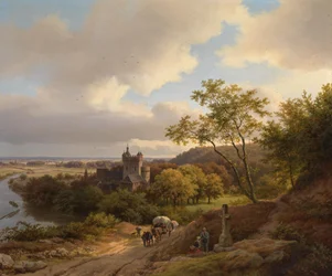 Ein Schloss zwischen Bäumen an einem Fluss