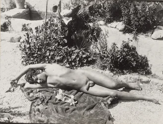 Liegender nackter junger Mann