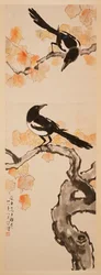 Zwei Elstern auf einem Baum mit roten Blättern