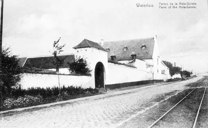 Der Bauernhof La Haye-Sainte, an der Straße von Charleroi nach Brüssel und ein wichtiger strategischer Ort für Wellington während der Schlacht von Waterloo, Gedenkpostkarte, ca. 1912 (Fotolitho)
