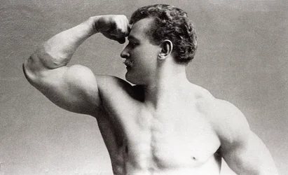 Fotografisches Porträt im Studio des deutschen Bodybuilders Eugen Sandow