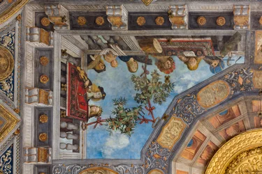 Eine Katze, Musikinstrumente und männliche und weibliche Figuren (Detail)