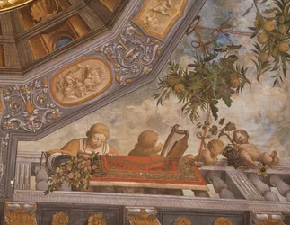 Dame, Musiker und Putten auf dem Balkon, (Detail), Ludovico il Moro Palast oder Costabili Palast, Ferrara, Italien