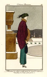 Frau im violetten Samtumhang mit Fuchspelzbesatz, Anzug aus flaschengrünem Wollstoff, Gamaschen. Handkolorierte Pochoir-Radierung nach einer Illustration von Bernard Boutet de Monvel