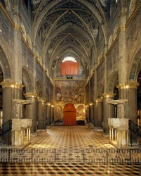 Ansicht des Kirchenschiffs und der Gegenfassade mit Fresken von Pordenone, die Kreuzigung und Absetzung darstellen