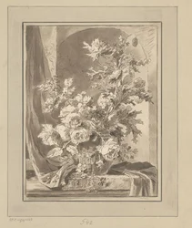 Vase mit Blumen vor einer Nische