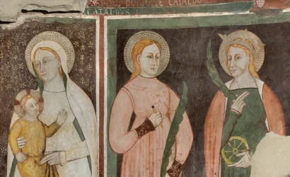 Nordquerhaus, Altar des Erzengels Michael, Hinter dem Altarbild die Fresken von Bonifacio Bembo, Jungfrau und Kind, Heilige Aquilina und Heilige Katharina von Alexandria