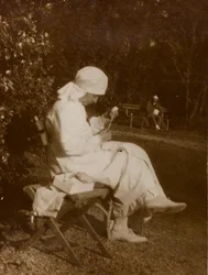 Album des Ersten Weltkriegs in Friaul-Julisch Venetien: Porträt einer Rotkreuzschwester im Park der Villa Brazzà, Heimat von 17 des Kriegskrankenhauses in Soleschiano Manzano (s/w Foto)