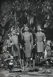 Angami Nagas in voller Tracht, 1902