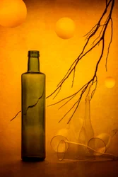 Gesprungene Flasche im goldenen Schein
