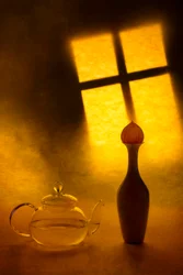Teeszene zur goldenen Stunde
