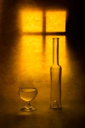 Stillleben mit Fenster im goldenen Licht
