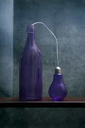 Verbindung mit einer violetten Flasche