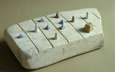 Spielbrett mit Spielsteinen, aus Tell Beit Mirsim, Jordanien, ca. 1200 v. Chr.